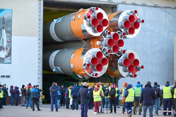 Quan sát quá trình vận chuyển và lắp đặt tên lửa Soyuz
